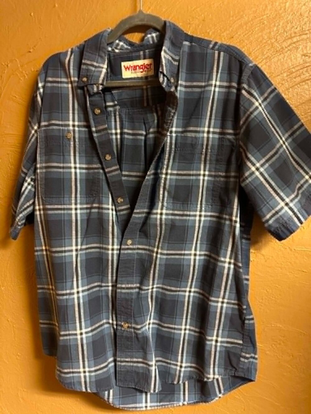 Wrangler Men's Short Sleeve Button-Up Shirt Blue Plaid, Size L #216